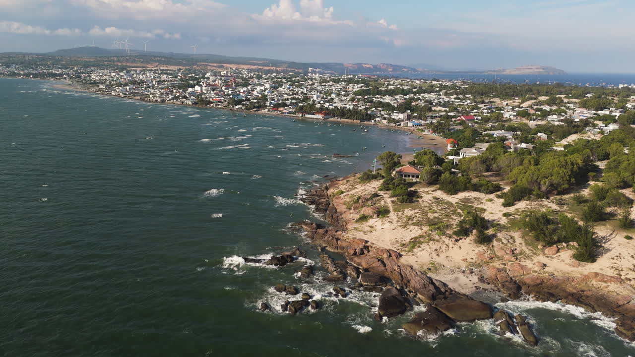 drone disparó de las olas estrellándose contra una costa rocosa en la hermosa mui ne vietnam