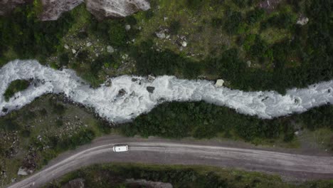 vista aérea de un río de montaña y una carretera