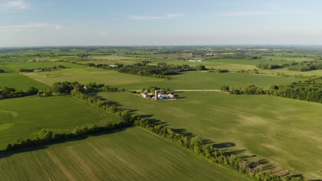 increíble disparo aéreo que se establece acercándose a la granja rural en un hermoso día de verano