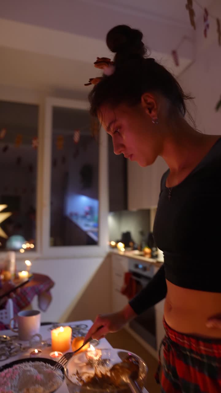 Mulher cozinhando na cozinha no Natal