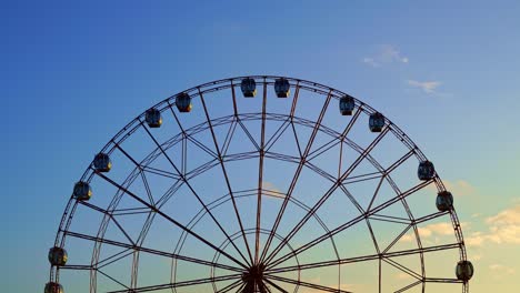 la rueda de ferris contra un cielo azul.