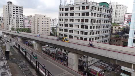 carretera elevada en una ciudad urbana ocupada