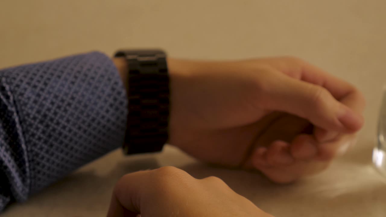 persona que lleva un reloj de manzana