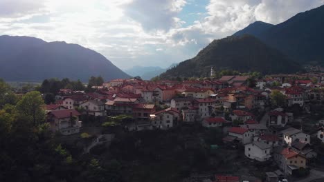 Un-Lento-Vuelo-Aéreo-De-Drones-Hacia-Un-Pequeño-Pueblo-De-Tolmin-En-La-Naturaleza-De-Las-Montañas-Slowenia-Triglav