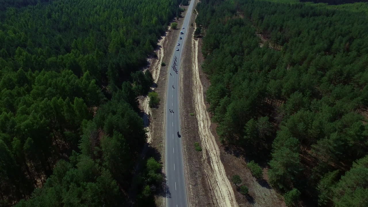 grupo de ciclistas que viajan en una carretera rural en un paseo en bicicleta