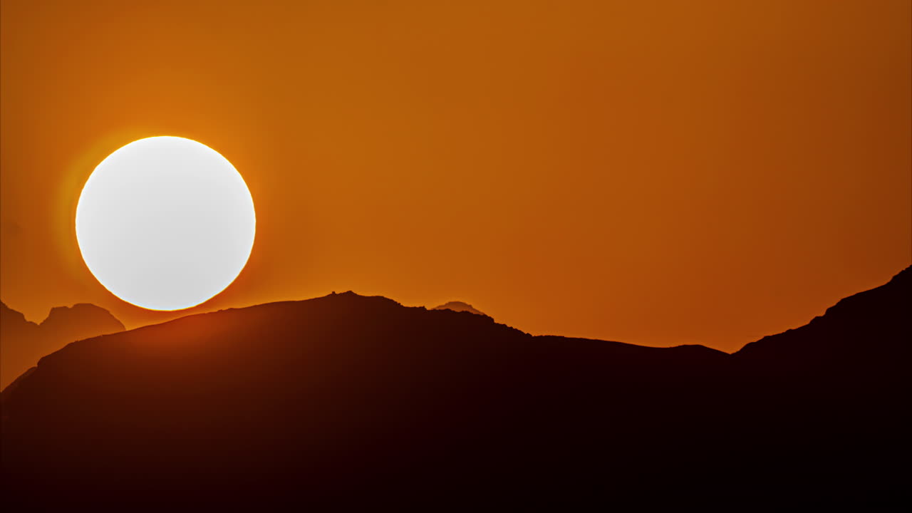 Nærbillede af solnedgang i bjergene, Timelapse.