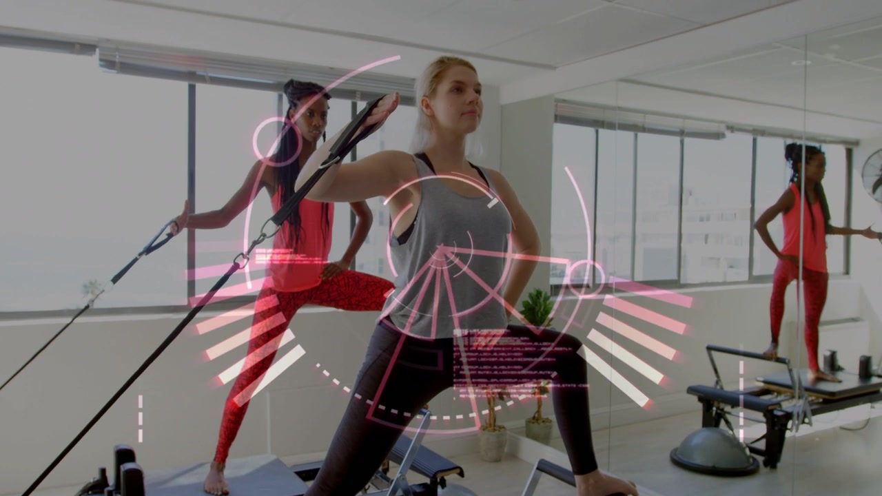 Due donne che salgono sui reformer, eseguono affondi di pilates, tirano le cinghie, con un HUD rosa che evidenzia la forma.