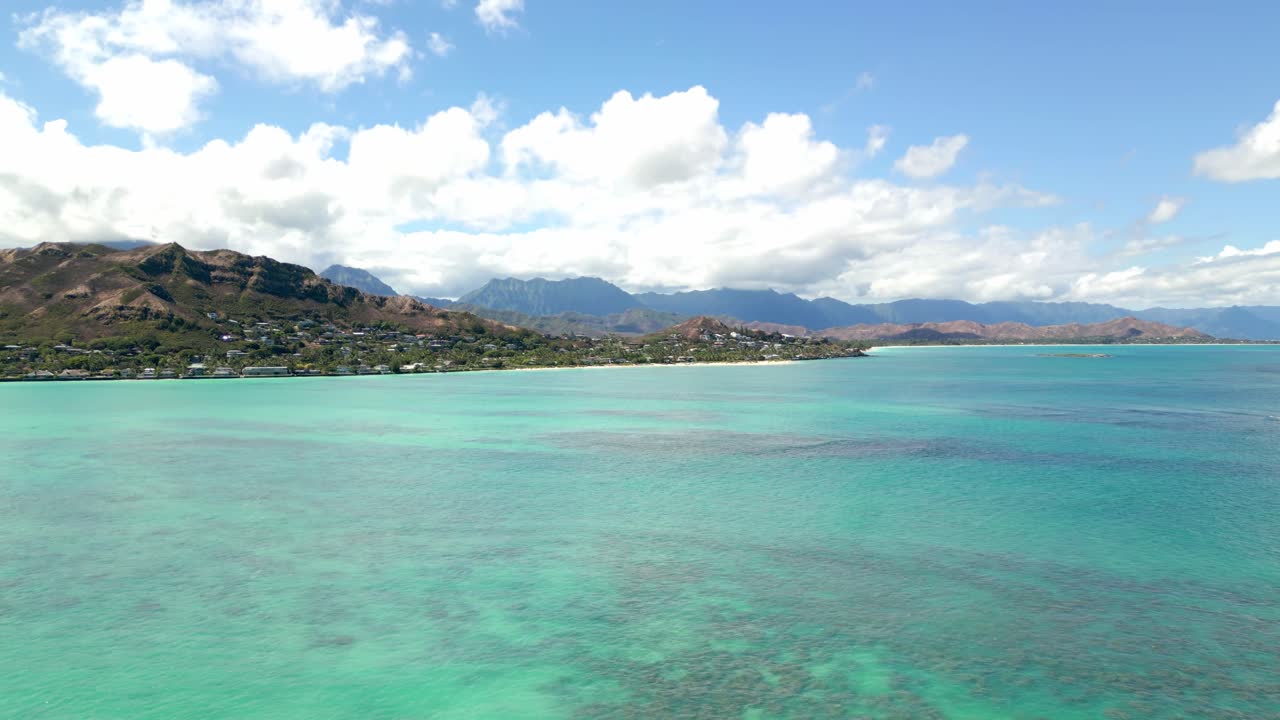 paisaje marino turquesa y montañas en oahu, hawai - toma aérea de un dron