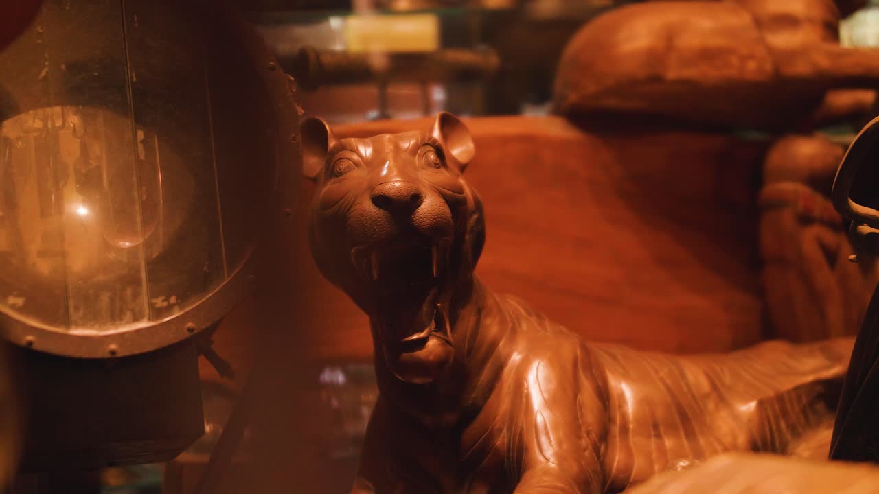 두바이 시장에서 나무 호랑이 조각