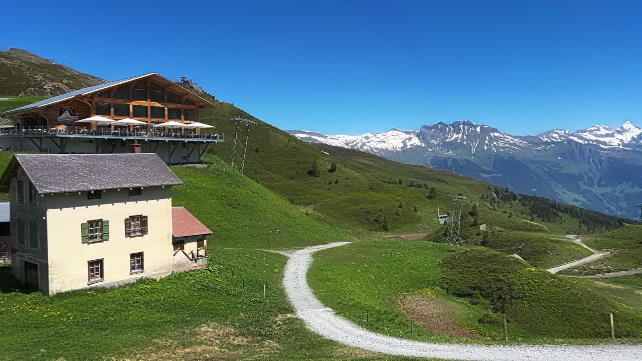 vista panorámica de los alpes suizos con el restaurante eigernordwand en kleine scheidegg en el oberland de berna, suiza.