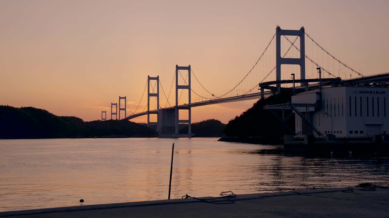 시마나미 카이도 다리 위로 일출, 일본 구루시마 해협