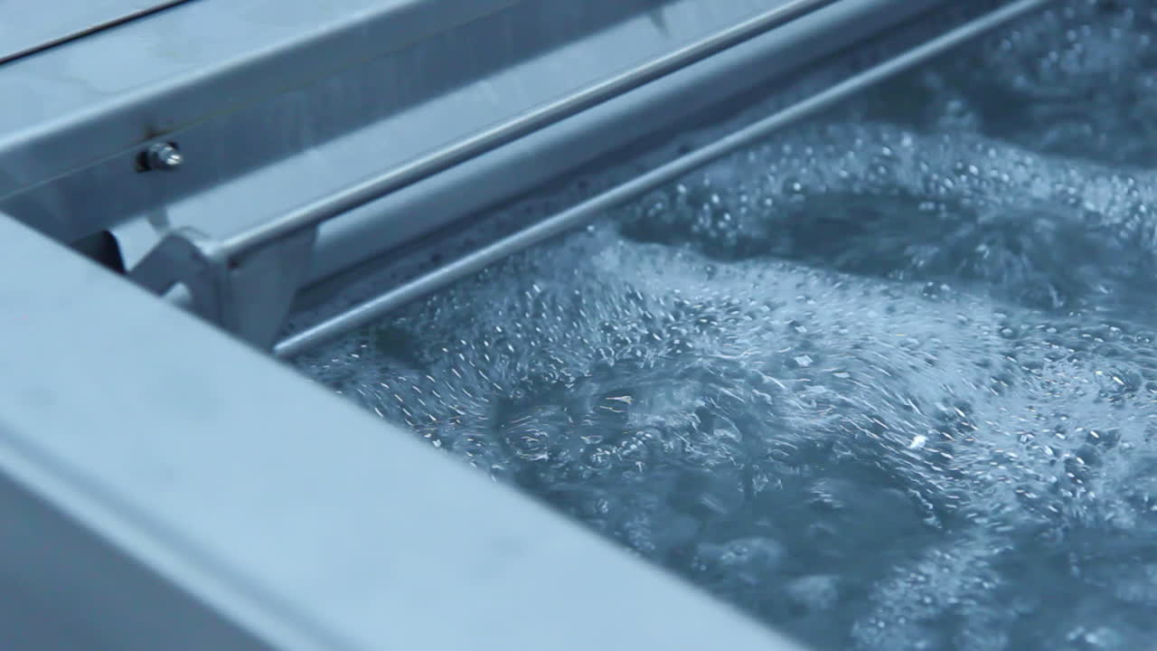 공장에서  ⁇ 크에서  ⁇ 는 액체. 생산 장비를  ⁇ 는 과정