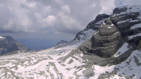 paisaje nevado en las montañas de alta altitud de los alpes italianos, aero