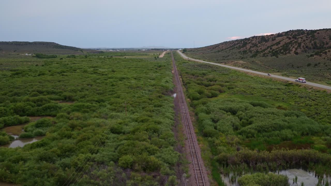vista de drones de un ferrocarril en el campo de colorado