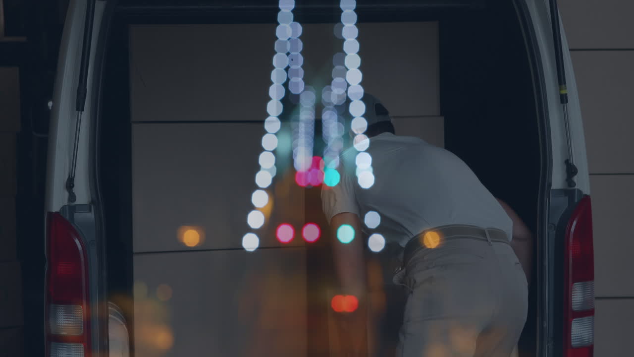 밤에 카우카시안 남성 배달자와 함께 도로의 애니메이션