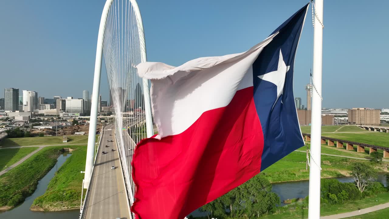 Bandiera del Texas presso il ponte Margaret Hunt Hill sul fiume Trinity