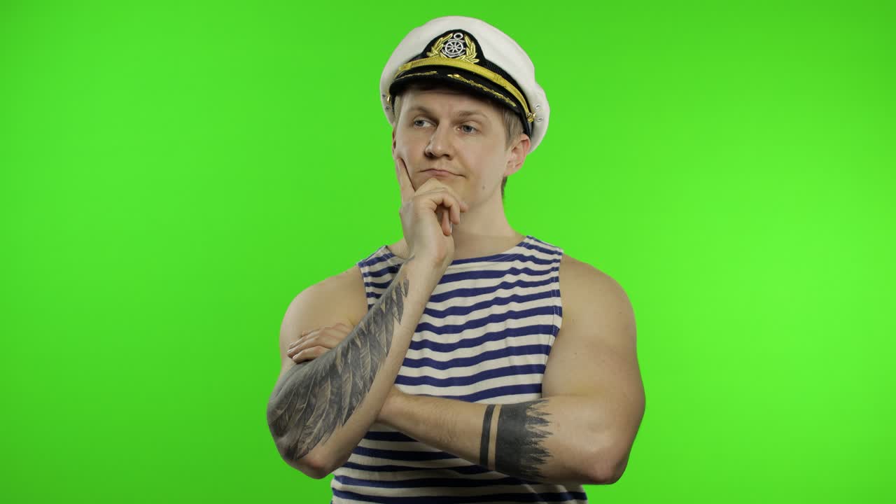 joven marinero piensa y tiene una gran idea. marinero tipo en chaleco de marinero