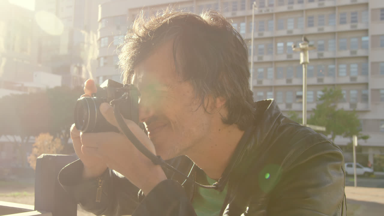 fotógrafo masculino tomando fotos en la calle de la ciudad 4k