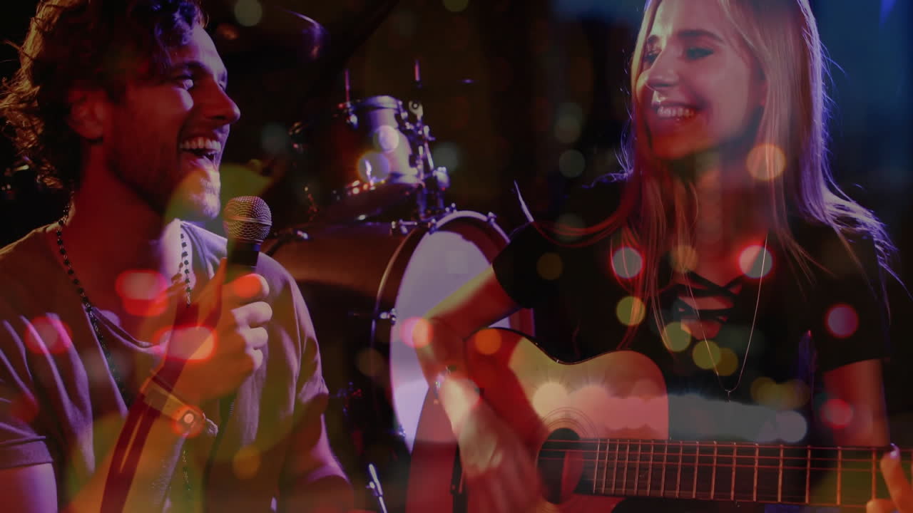 백인 남자가 노래하고 여성이 기타를 연주하는 빛나는 반점의 애니메이션