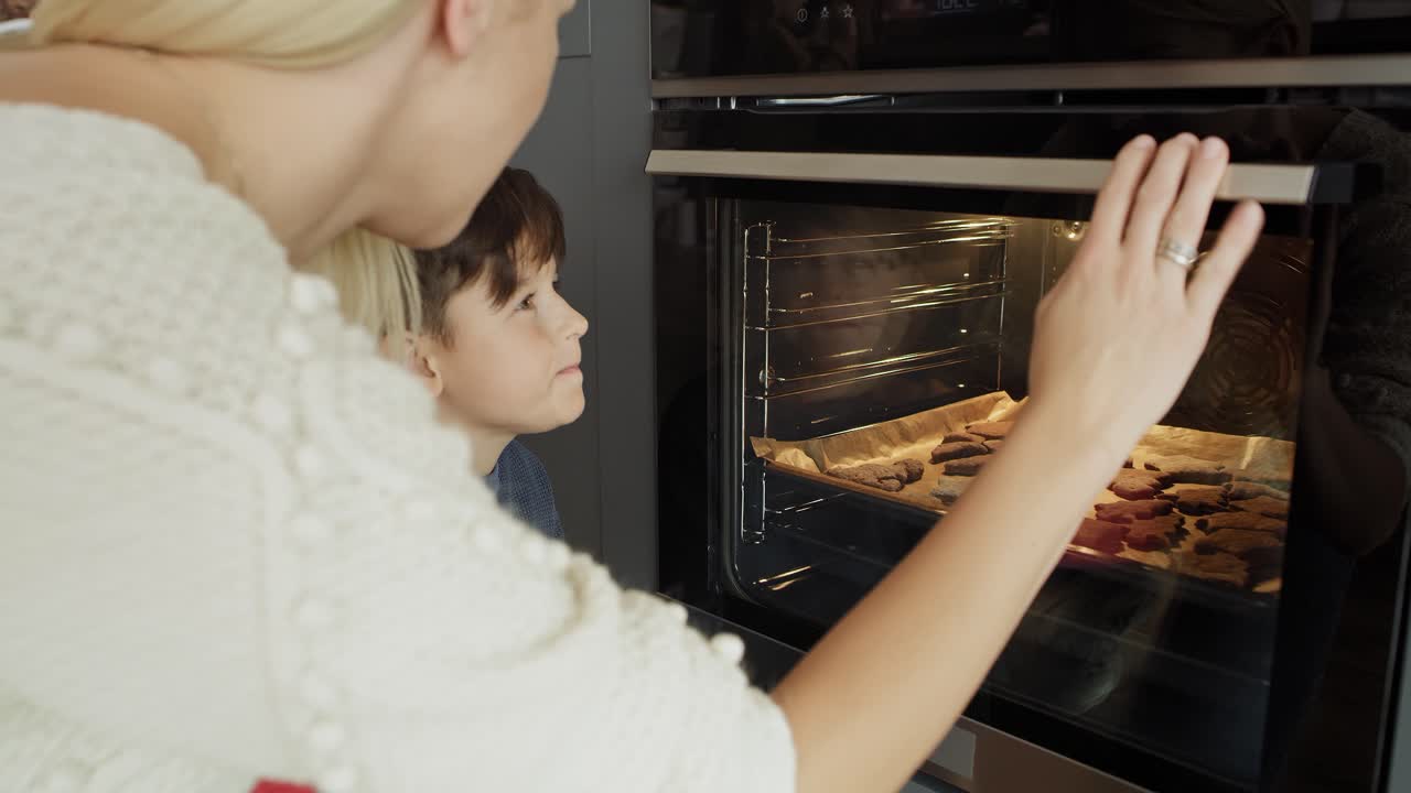 Video de madre e hijo esperando galletas caseras.