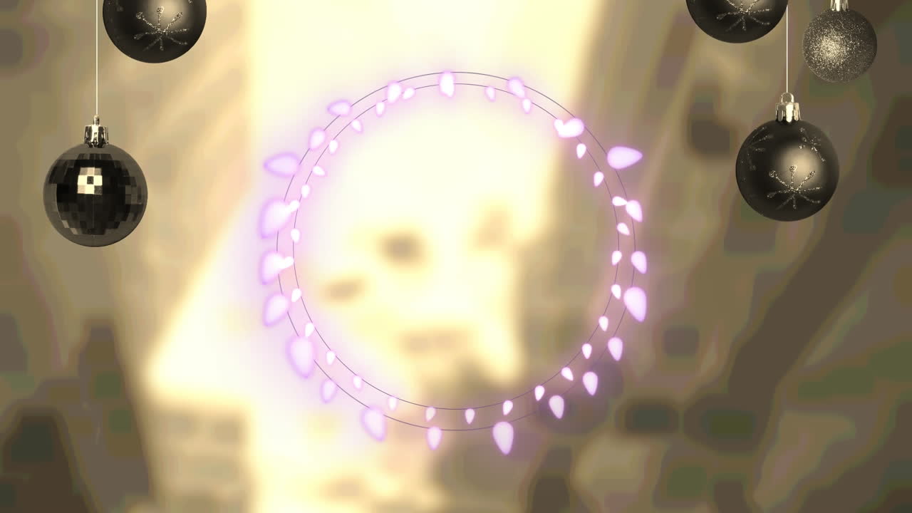 luces de hadas rosadas y decoraciones de adornos colgantes contra la vista aérea del paisaje urbano