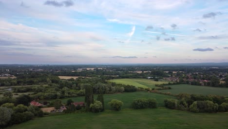 toma aérea panorámica a través de campos verdes y zonas rurales, inglaterra