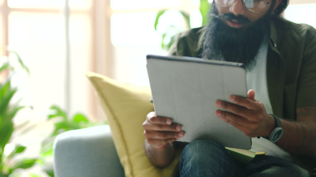 hombre indio, tableta o diseño web en creativo