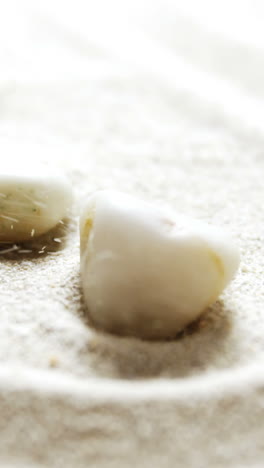 varias piedras de guijarros dispuestas en la arena