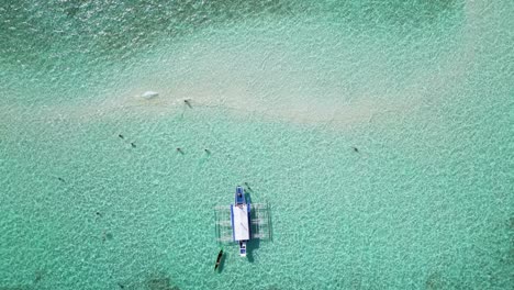 Von-Oben-Nach-Unten-Perspektivischer-Überblick-über-Das-Banca-Auslegerboot-Im-Wasser-Der-Balabac-Sandbank