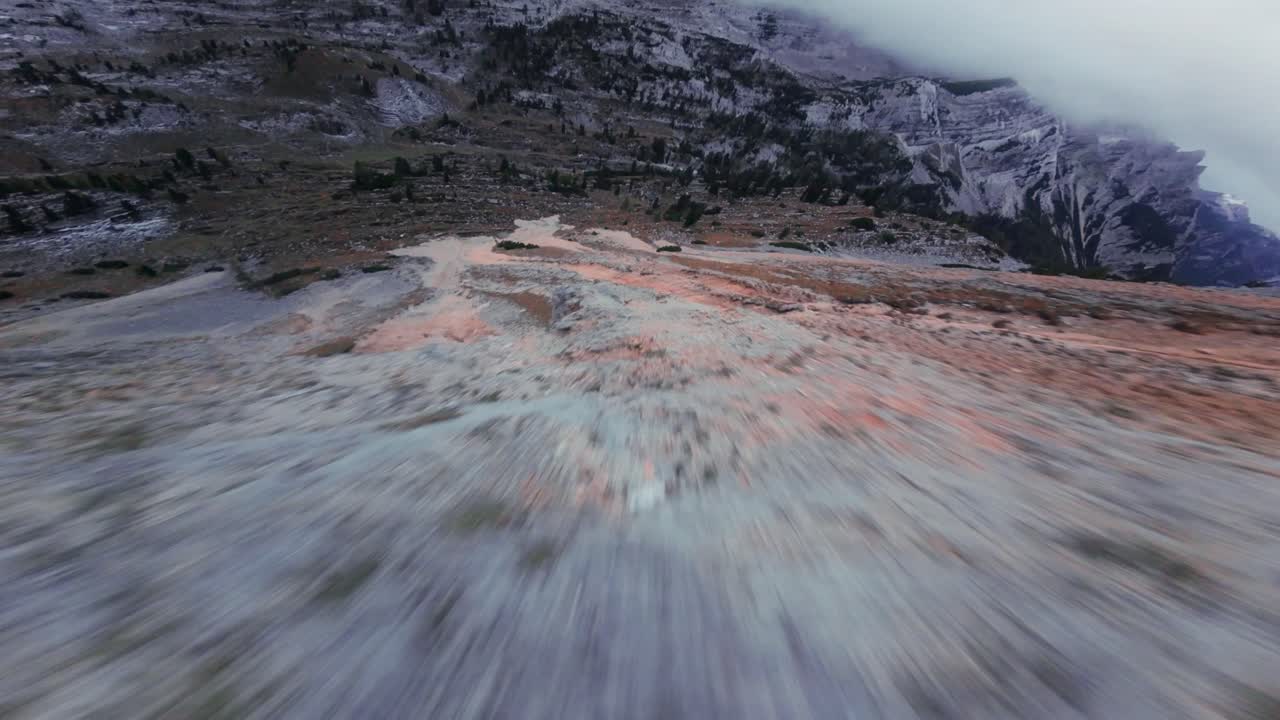 clip de dron de las asombrosas dolomitas italianas, toma cinematográfica de drones fpv desde el dji avata