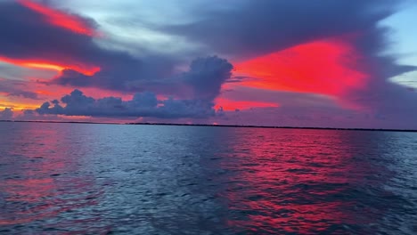 clip de puesta de sol en los cayos de florida, ee.uu., que revela las nubes y el cielo de color rojo sobre el océano en calma