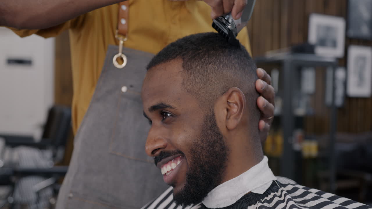 un hombre se corta el cabello en la barbería.
