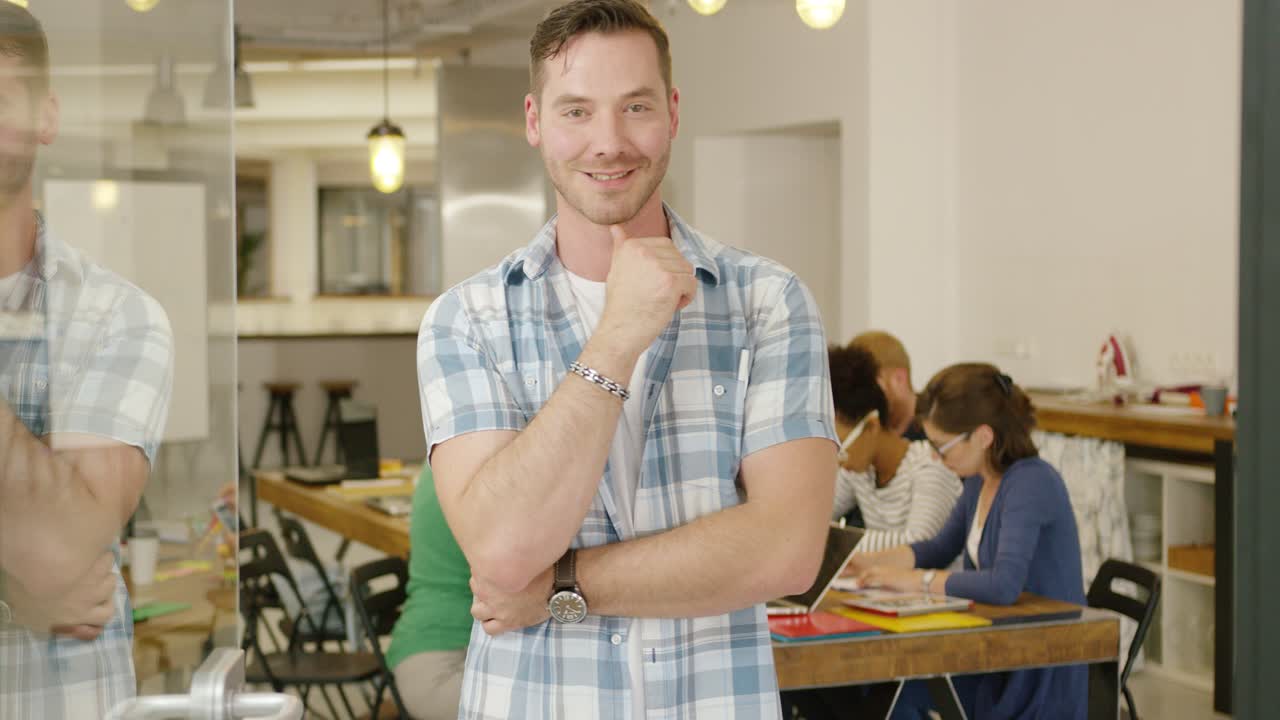 empleado masculino sonriente posando