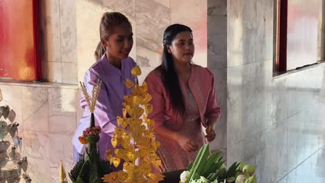 thai women in temple ceremony