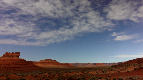 Zeitraffer-Der-Orangefarbenen-Rocky-Mountains-In-Arizona,-USA,-In-Der-Nähe-Des-Grand-Canyon-Mit-Sich-Bewegenden-Wolken-Vor-Dem-Blauen-Himmel