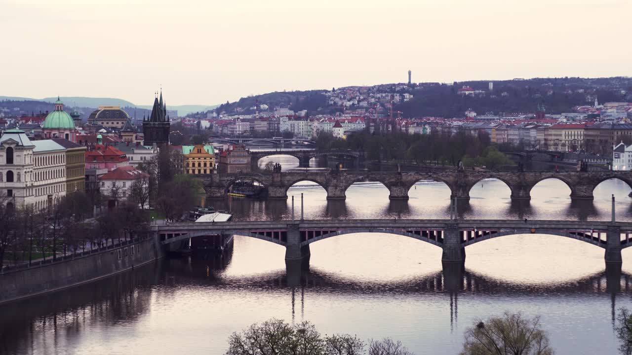 Ponti del centro di Praga sul fiume Moldava, panoramica serale a sinistra dopo il tramonto.