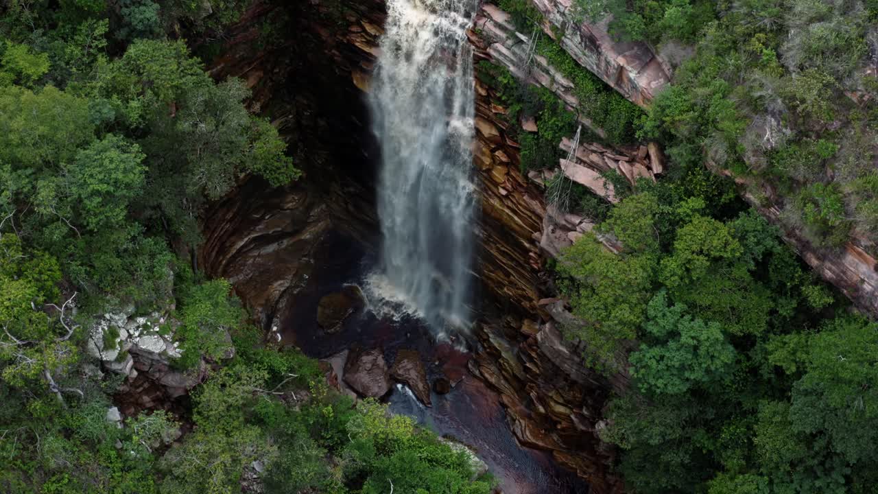 toma aérea de drones volando sobre las increíbles cataratas de mosquitos rodeadas de selva tropical y acantilados en el parque nacional chapada diamantina en el noreste de brasil en un cálido y soleado día de verano