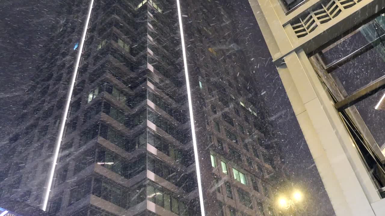 눈 인 밤의 도시 풍경