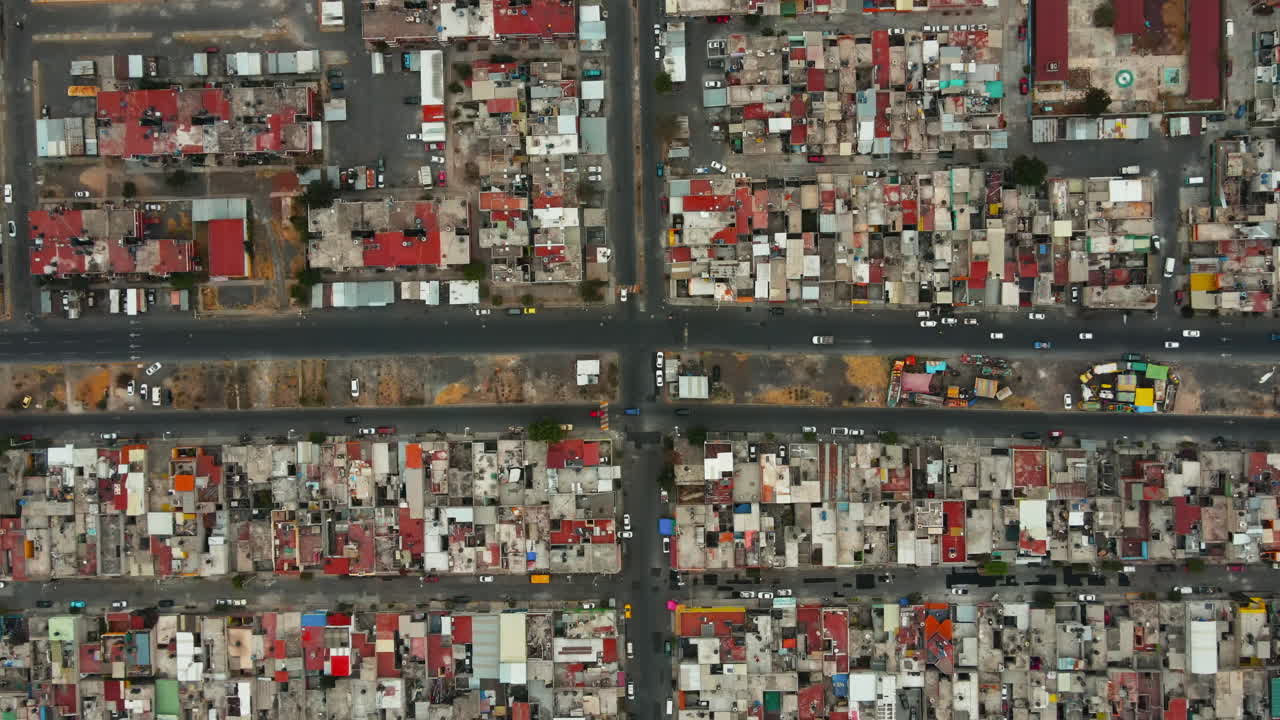 vista cenital sobre el cruce de tráfico en el distrito urbano de la ciudad