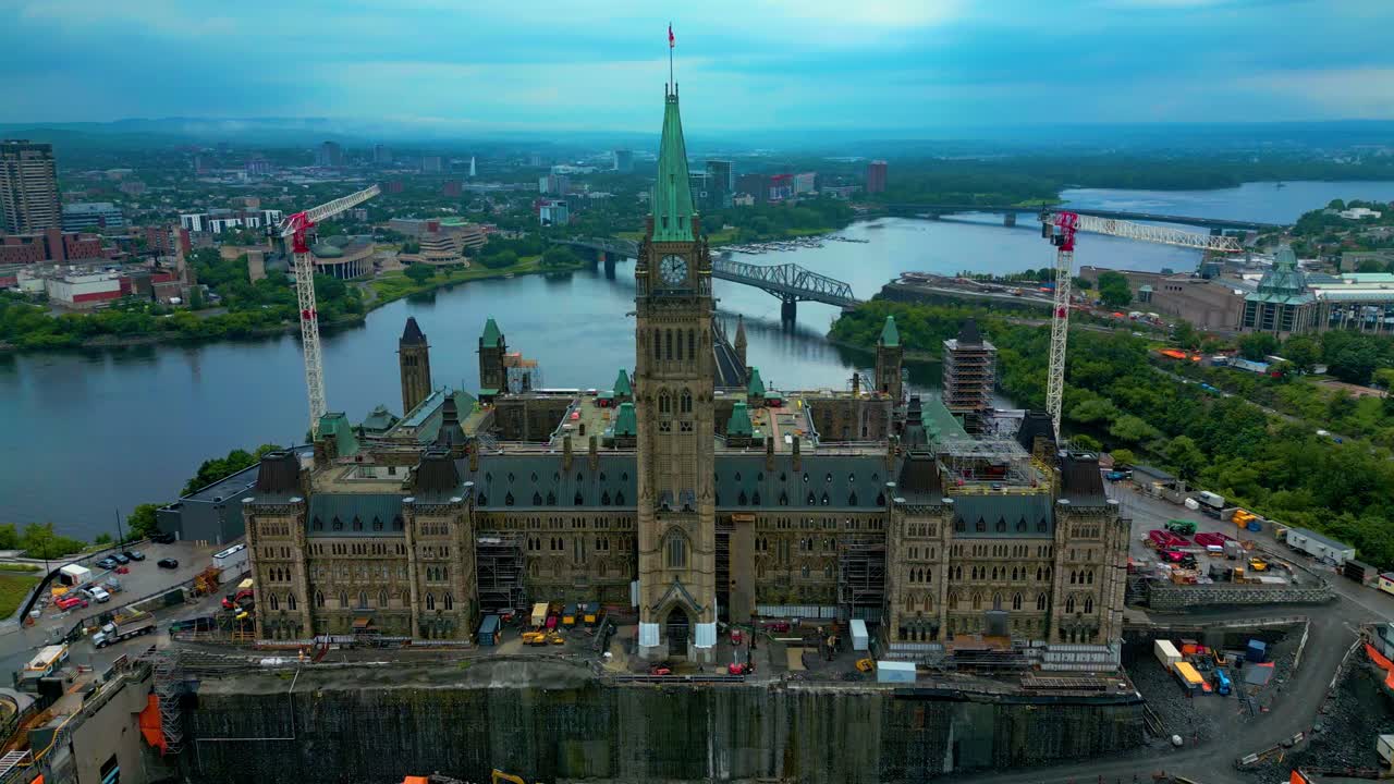 Kanada Ottawa Parlamento Tepesi Turist Karşılama Merkezi İnşaatı: Derin Kazılar, Drone Görüntüleri ve 4K Havadan Görünümler İçeren Alacakaranlıkta Uçuş 1-3