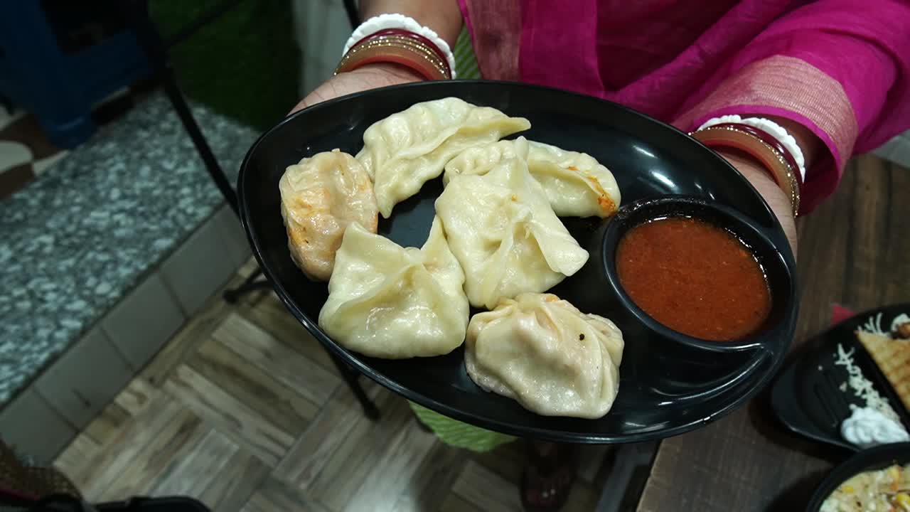 고기 모모와 은 매운 소스