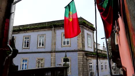 bandera portuguesa en un día de lluvia
