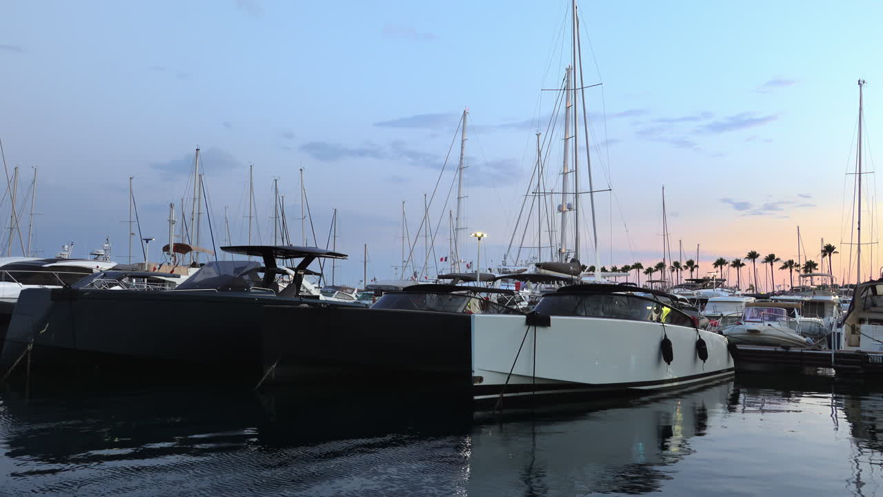 Barche ormeggiate nel Port de Cannes in Francia al tramonto