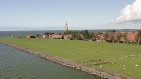 Toma-Aérea-De-La-Pintoresca-Ciudad-Costera-De-Hindeloopen-En-Friesland,-Países-Bajos,-En-Un-Hermoso-Día-Soleado-De-Verano