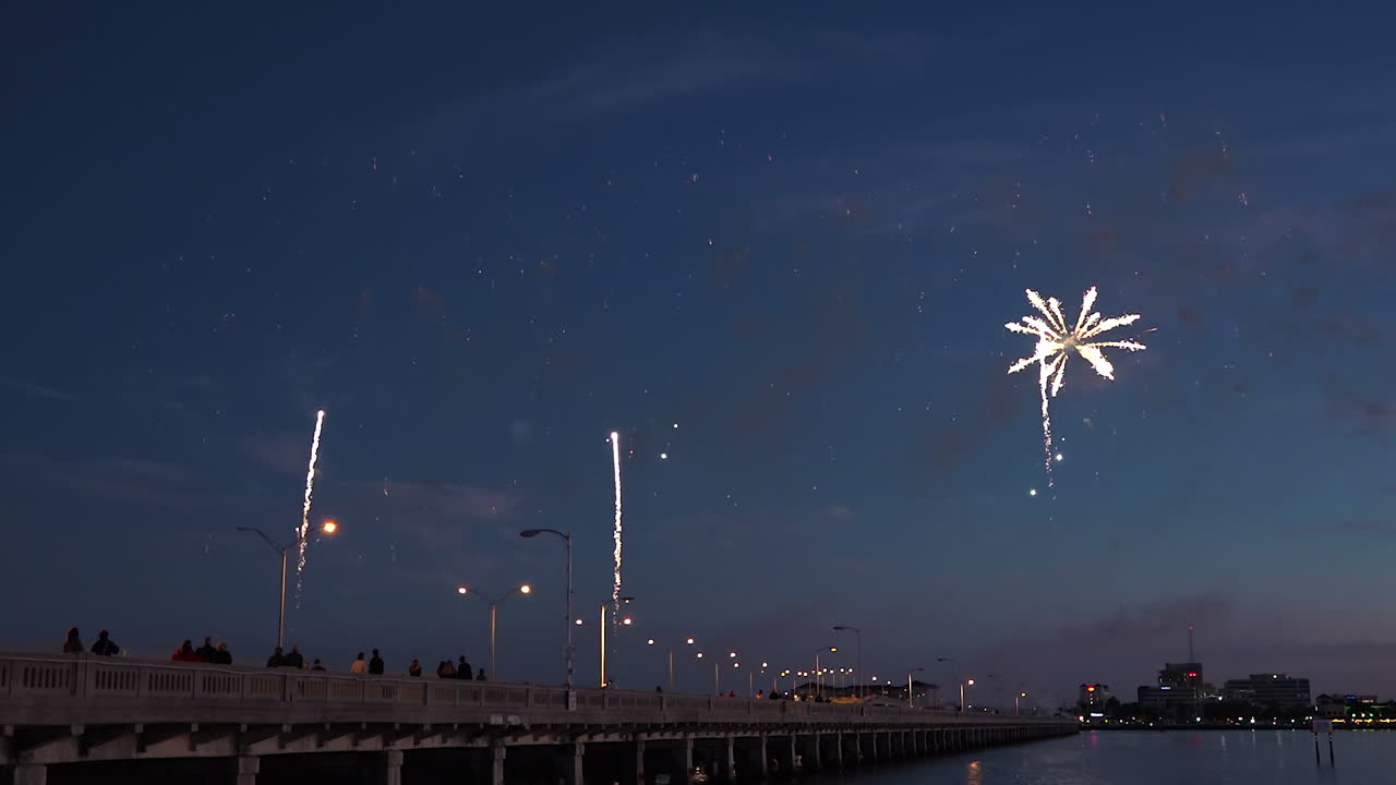 un espectáculo de fuegos artificiales sobre el agua marca una gran fiesta 1