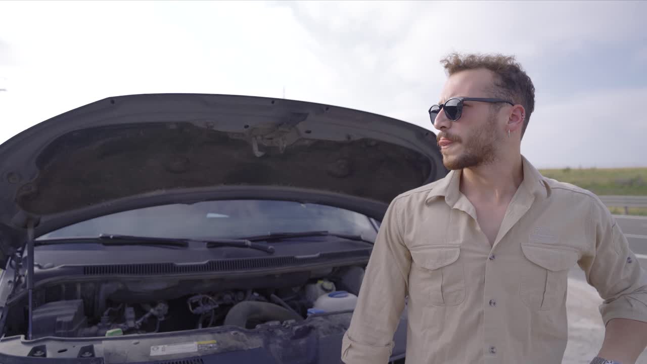 차가 고장난 좌절한 남자.