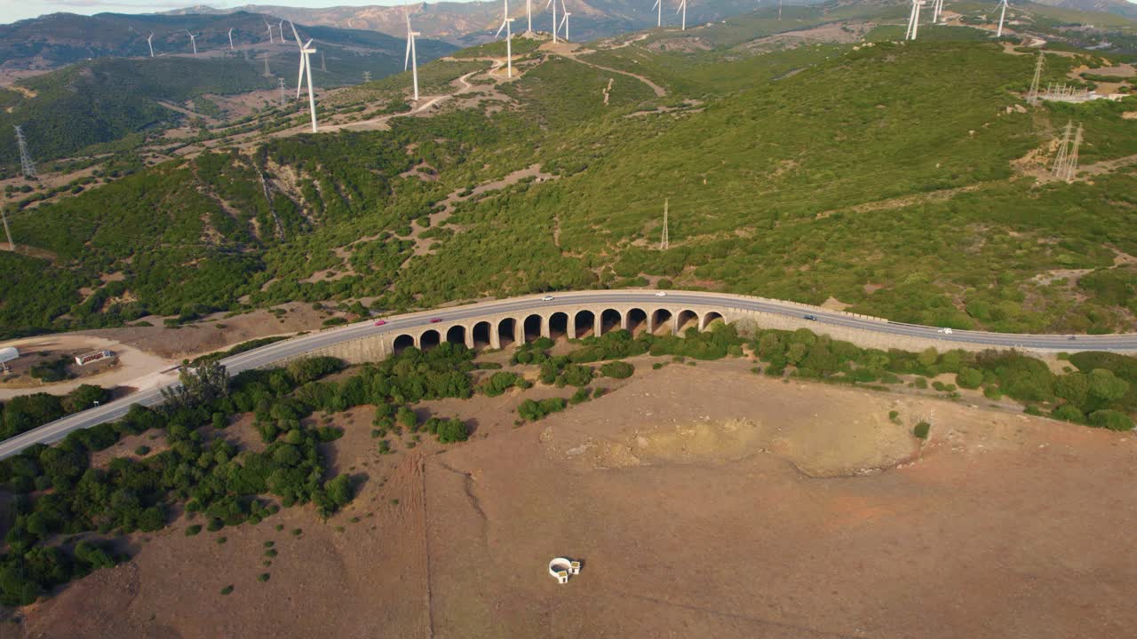 타리파 계곡 풍력 터빈과 스페인 아치형 고속도로를 가로지르는 교통이 내려다보이는 조감도