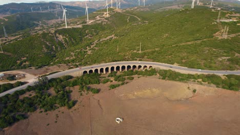 vista aérea con vistas a las turbinas eólicas del valle de tarifa y al tráfico que circula por la autopista arqueada española