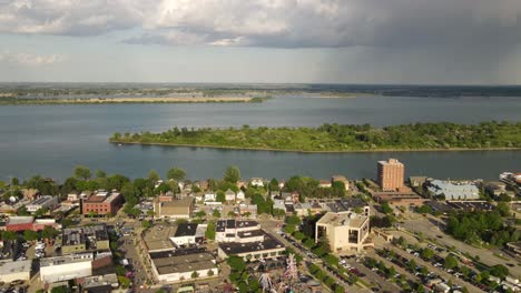 Municipio-De-Wyandotte-Con-Nube-De-Lluvia-Pasando,-Vista-Aérea-De-Timelapse