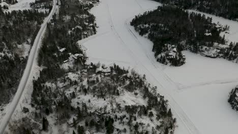 caminos de hielo esparcidos por todo el lago congelado escondido entre el bosque boreal en el norte de canadá